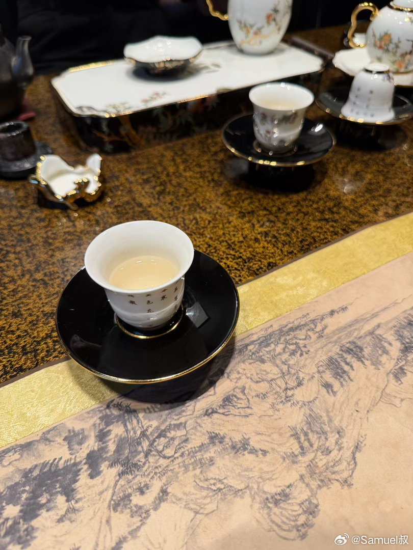 中年朋友的院子吃个家宴，真爱喝茶，数了下楼上下8个茶台喝一天，听胡建长辈讲宗亲受