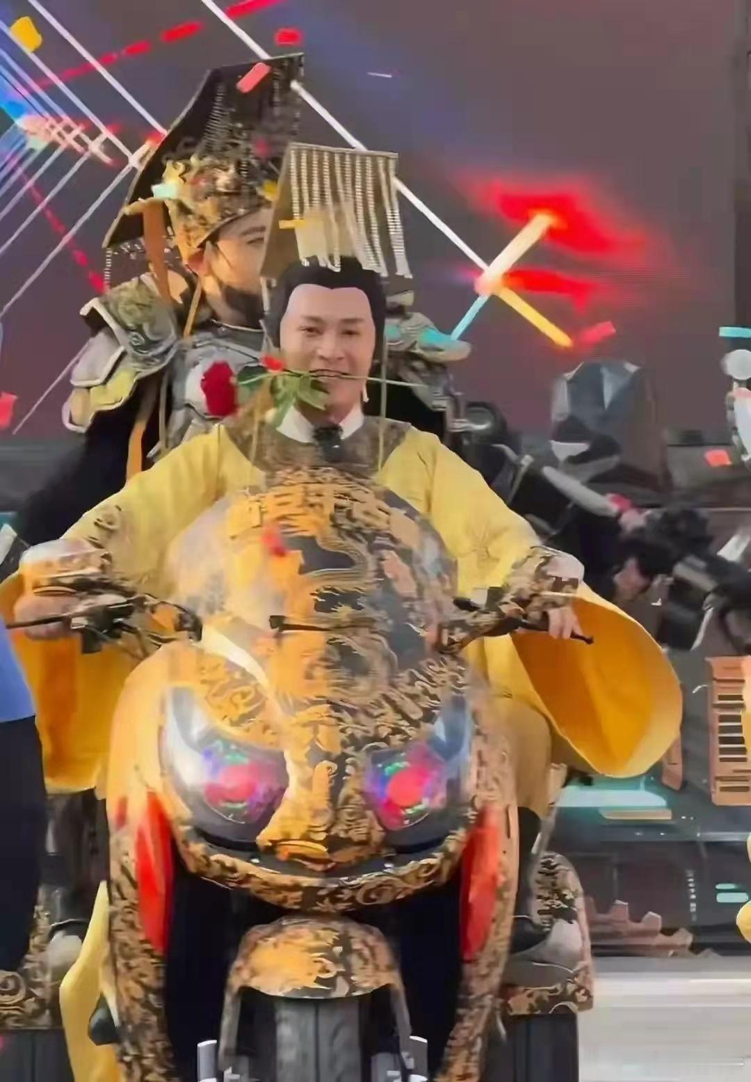 老艺人为养家糊口都沦落到景区卖艺了？？ ​​​