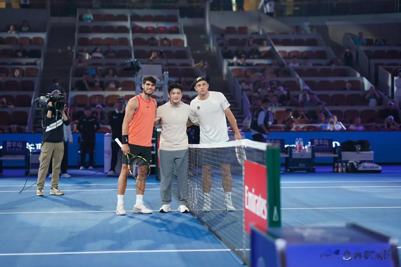 #2024中网# #樊振东为阿尔卡拉斯挑边# #樊振东观战中网#
樊振东现身中网