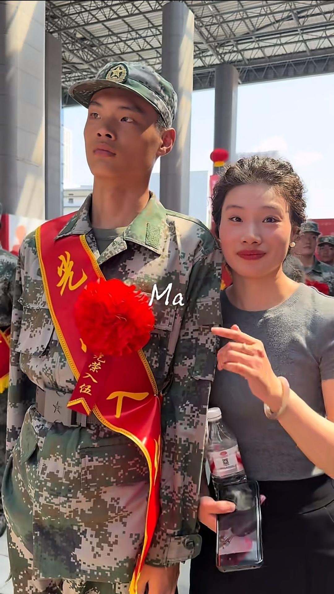 以为是姐姐，结果是妈妈！网友炸了：这状态也太绝了！

最近刷到一个超火的视频：一