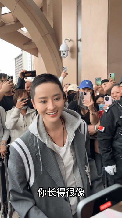 蒋一侨真的不是剃了头发的许晴吗家人们，蒋一侨和许晴也太像了吧！圆圆的眼睛、浅浅梨