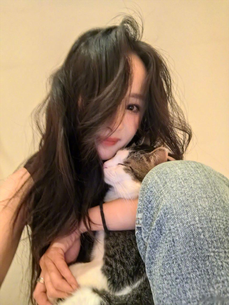 幂与猫幂影轻盈似梦柔，与猫贴贴意情留。眸含爱意怜娇物，指绕茸毛抚静幽。一室温馨如