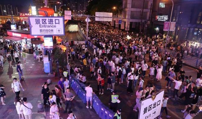 大家发现了吗？5月才过一半，三个反常现象已经扎堆冒出来了。

第一个，今年五一出
