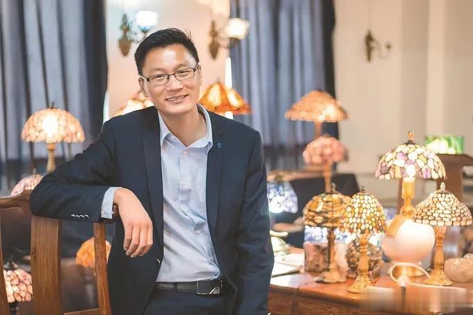 宫殿的天花板是一片巨大的水晶石，透过它，可以看到海面上荡漾的浪花和闪烁的星空。阳