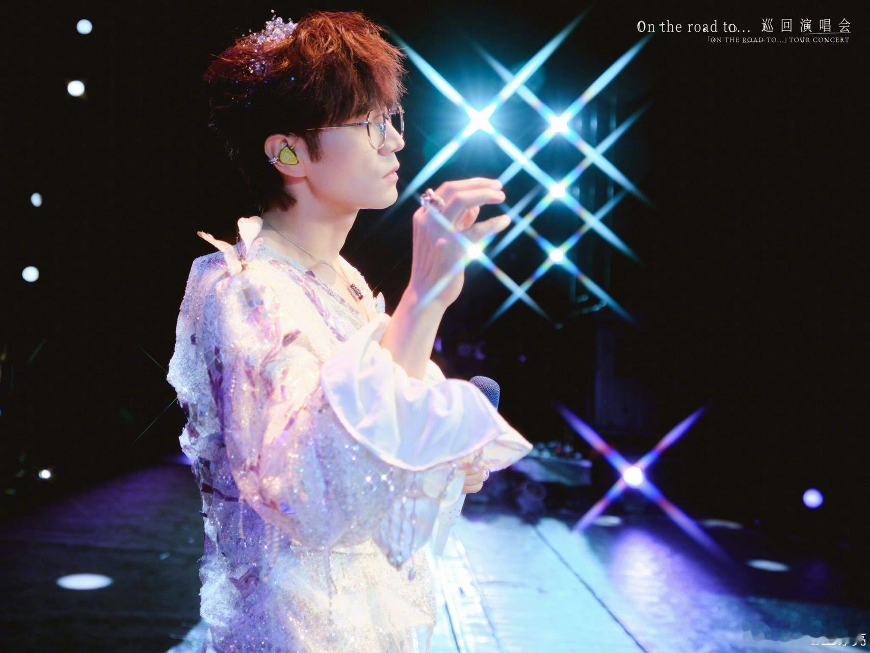 王铮亮唱得念头通达 会整活的王铮亮总能带来新乐趣，手写热搜词的互动直接让人眼前一