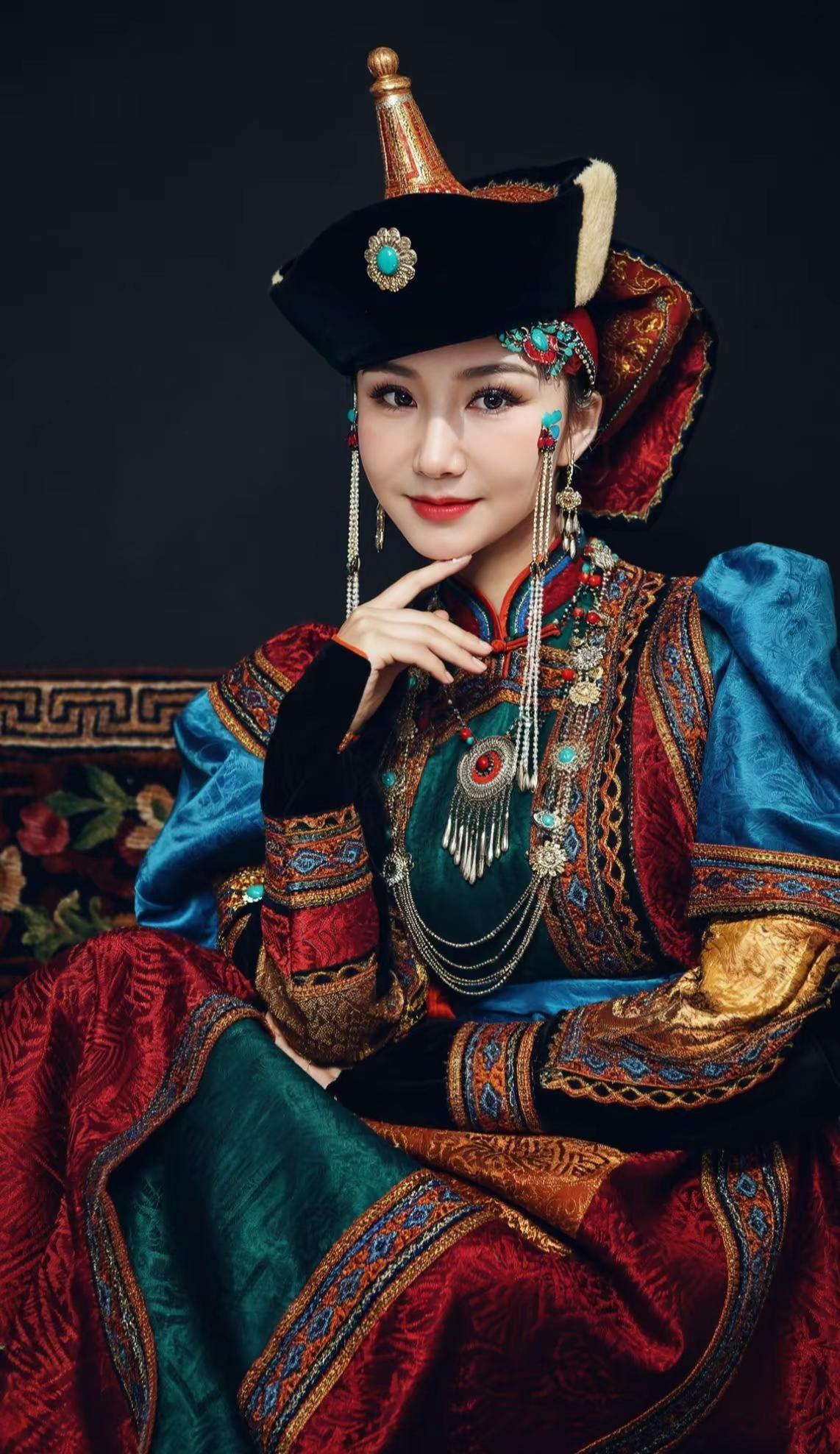 人的一生不过是一场体验，悲欢皆寻常，得失亦淡然，世界就清透，人从容，岁月自温柔。