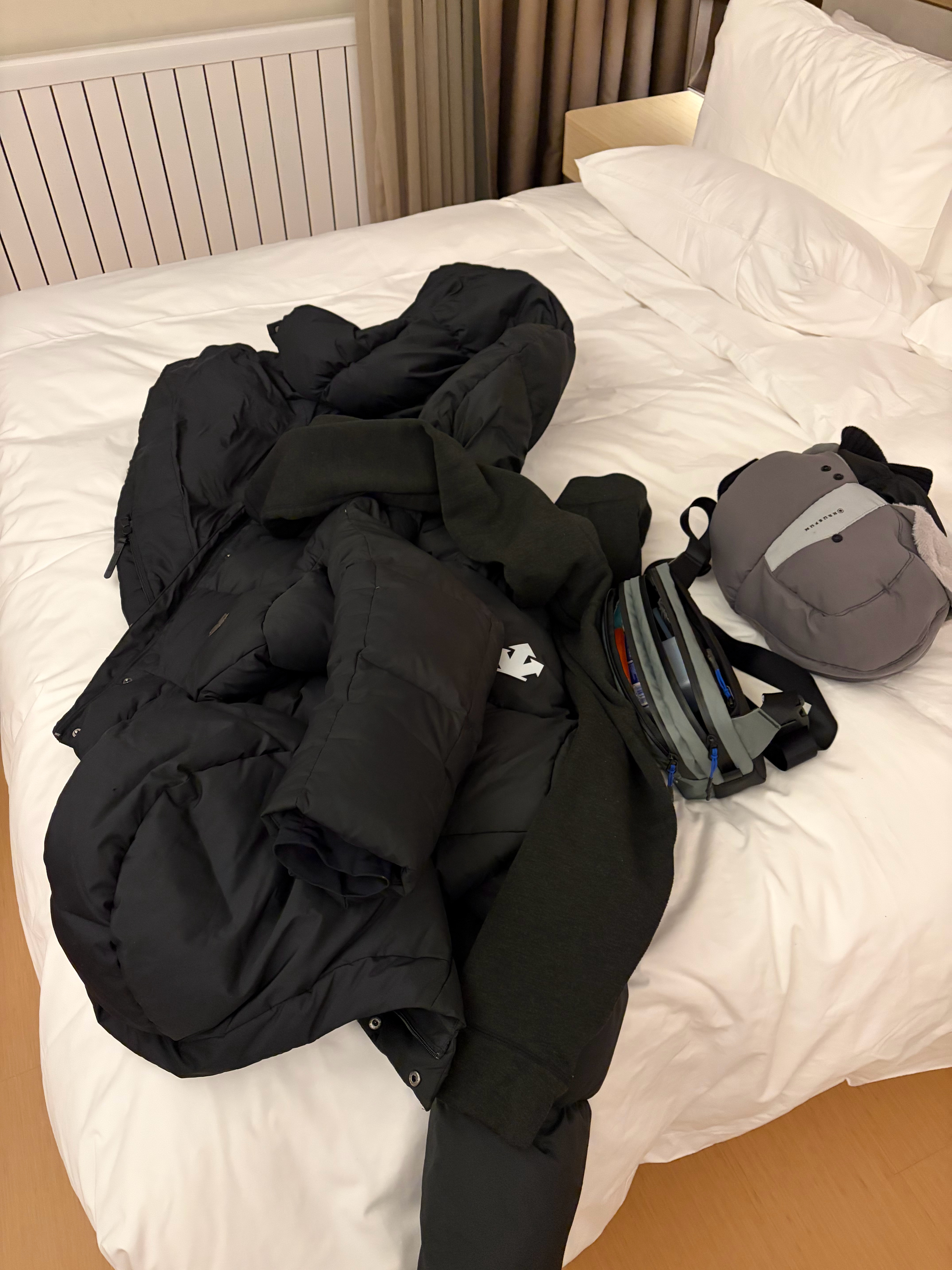 这一大坨衣服让我穿了脱脱了穿，抱不住掉雪地里再捡起来，折腾了一整天，明天要飞上海