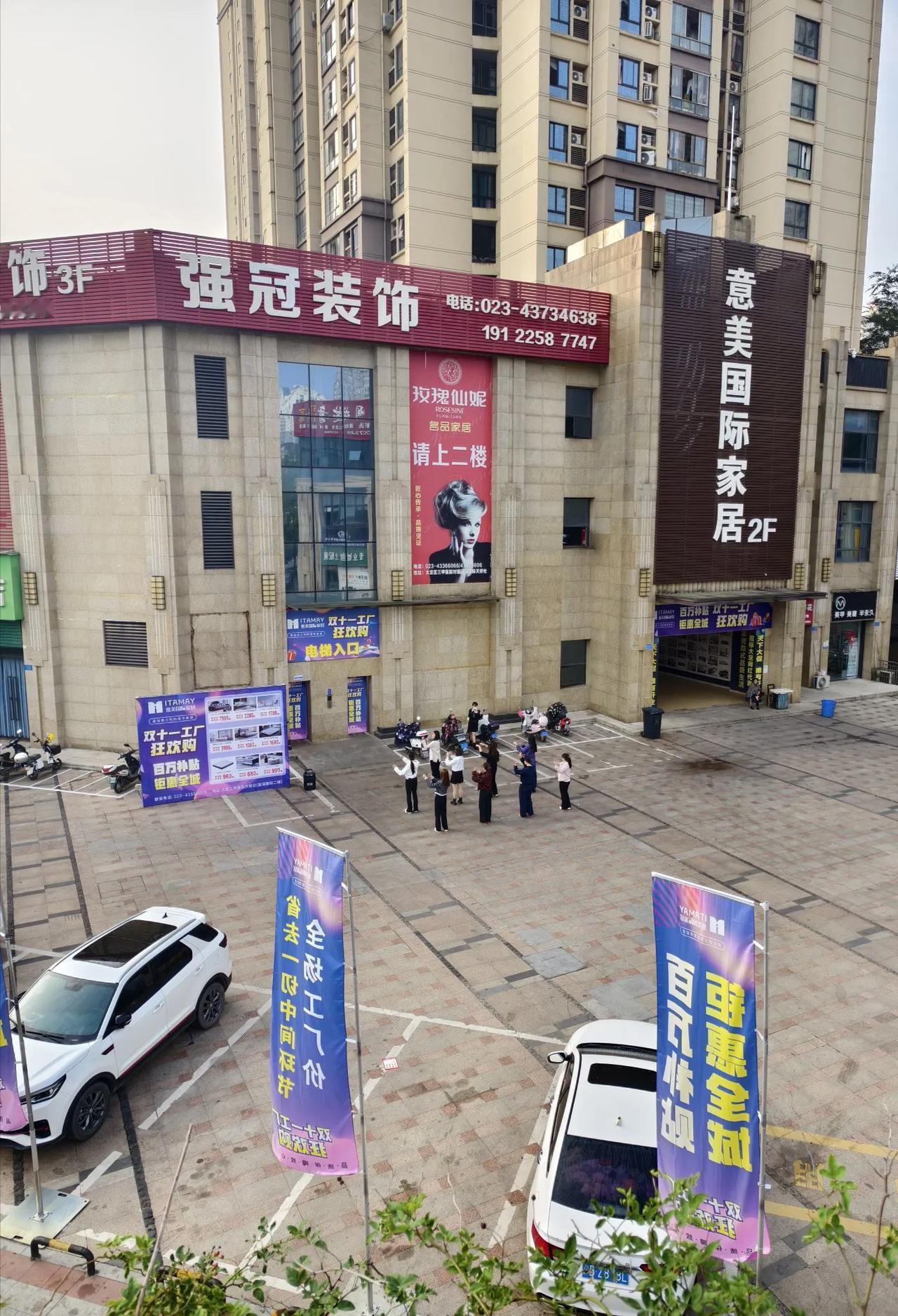 美女跳舞
       ——南木子
行走天桥广场望，
一群美女把歌放。
周末早早