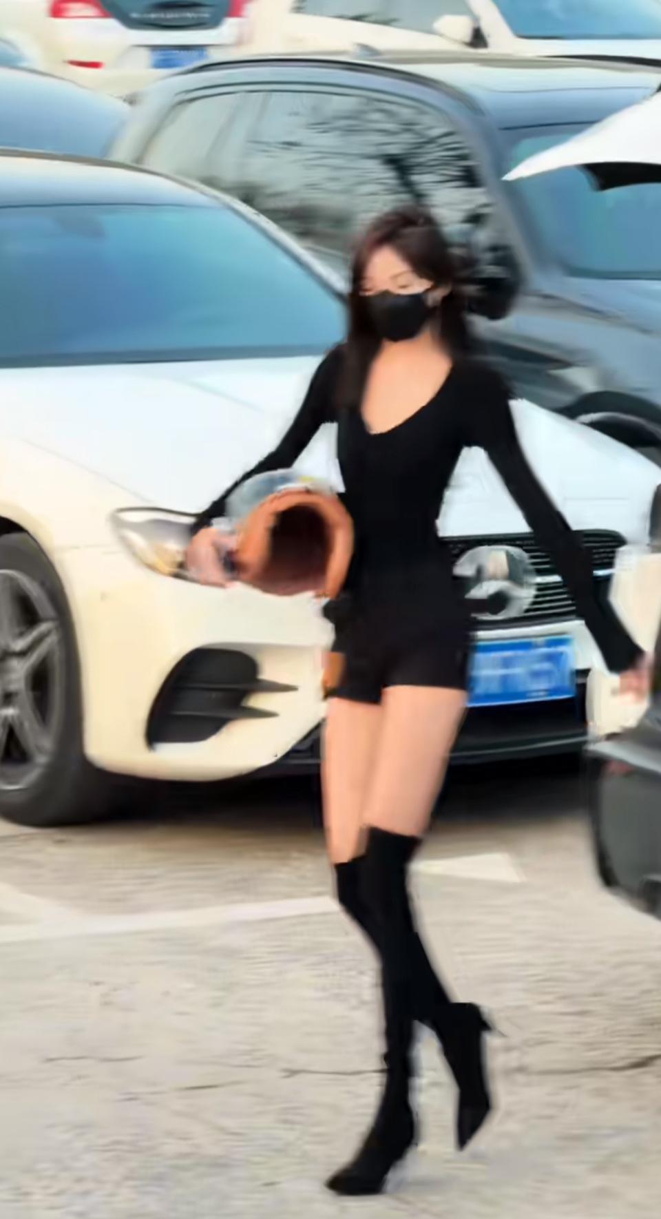 🖤 黑裙+长靴，走路带风的辣妹出街，这气场直接杀疯了！再配上精致的妆容，一头大