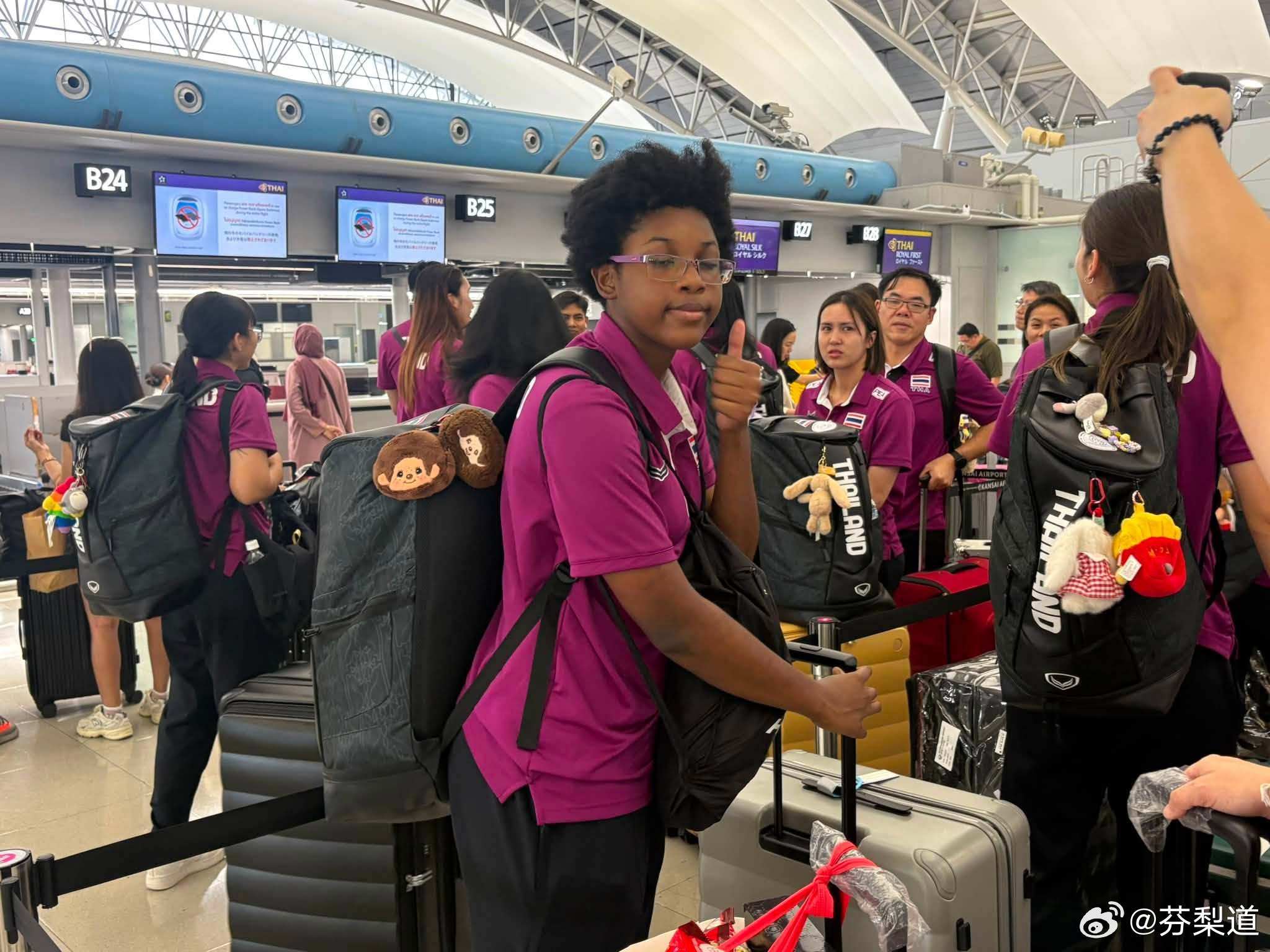 国际排坛动态泰国女排泰女在结束VNL大阪站的比赛后，搭乘近五个半小时的航班，于今