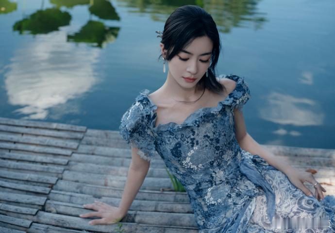 李晟中式美学这一块 雕花木门边，李晟披件素色披风，手里转着把小折扇，抬眼望檐角的
