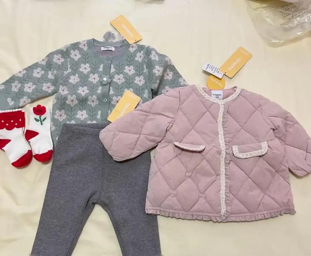 亲戚把挂着吊牌的新童装塞给我儿子，我当场拆下吊牌叠好还回去。
衣服是全新的，可那