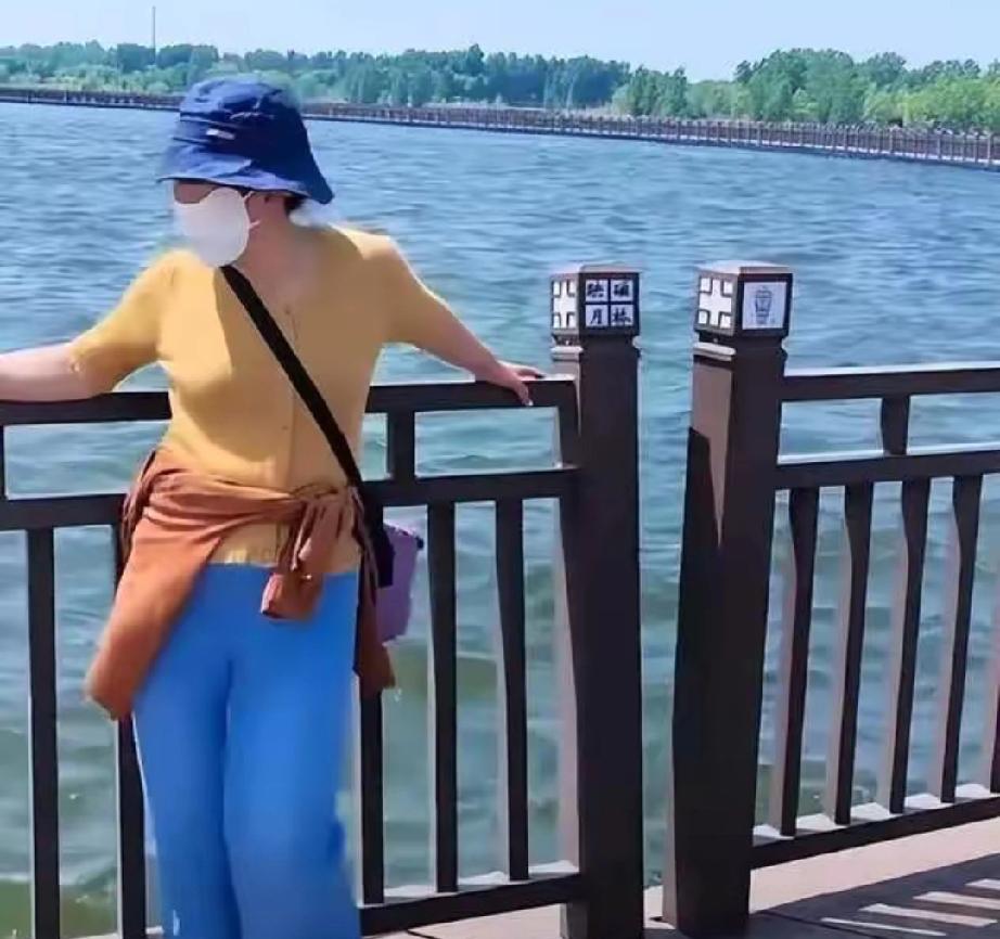 河北邯郸溢泉湖景区里出了让人后背发凉的一幕，一名女游客在景观桥上倚靠护栏拍照，看