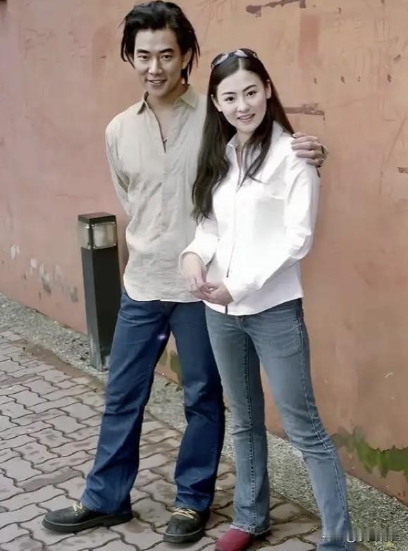 哈哈，这是什么时候的照片啊？整的二位大明星就像两个土老冒！