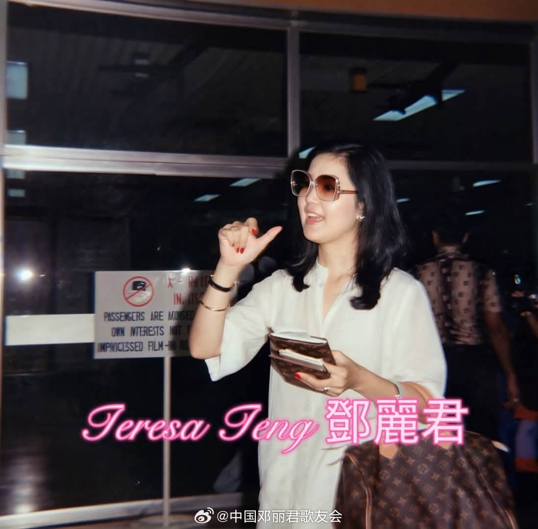 1977年7月20日，邓丽君于新加坡峇耶利巴国际机场离境大厅，与前来送行的朋友依