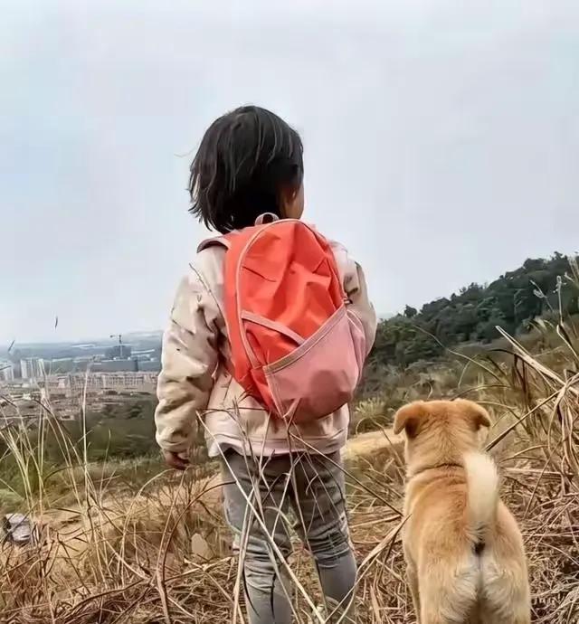 父母离婚后，7岁女儿和父亲生活。父亲为了赚钱养家，外出打工，小女孩便跟随爷爷奶奶