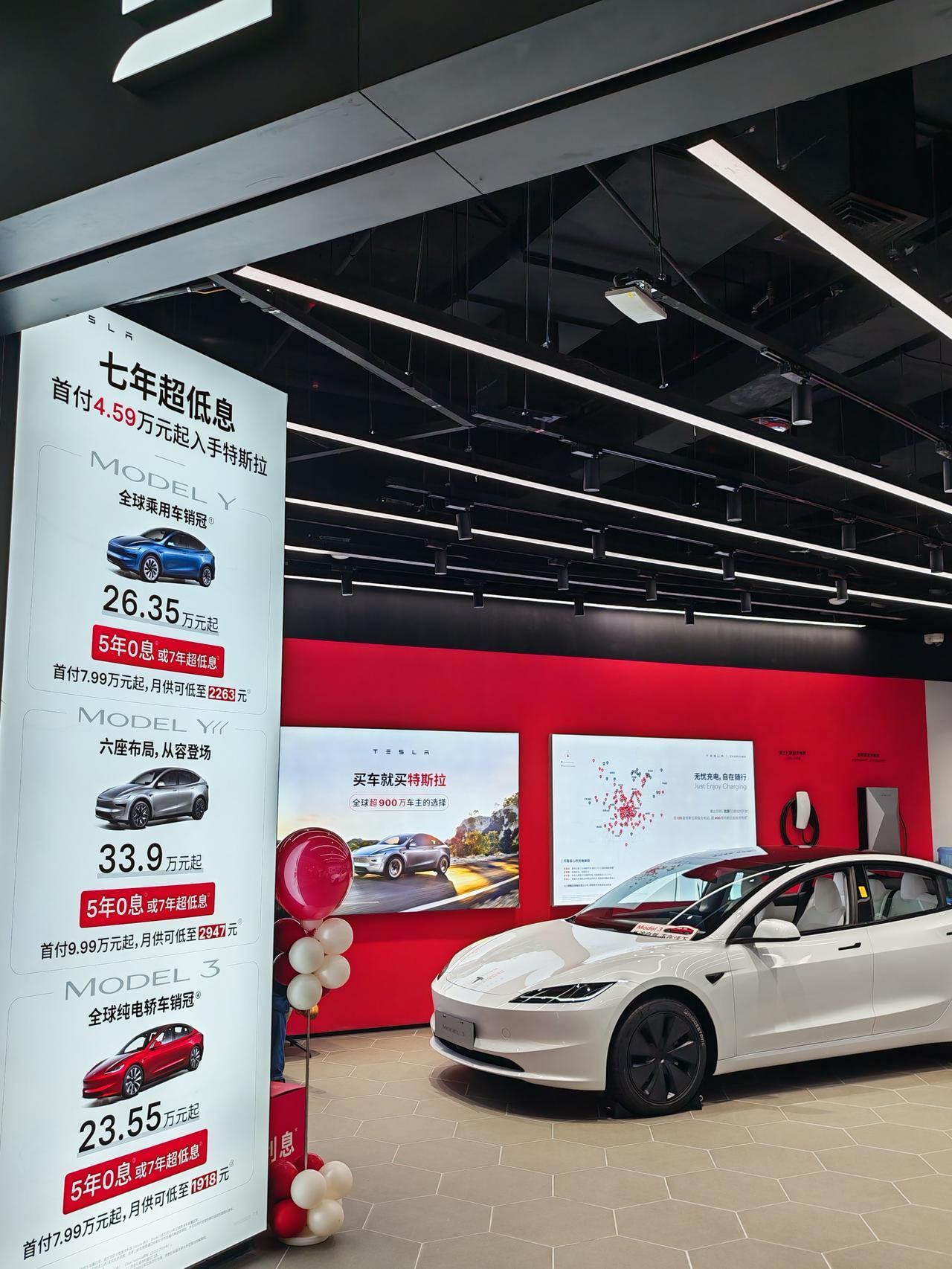 家附近购物中心，特斯拉店面又回来了。之所以说又，是前两年他们撤了。
​
​不仅又