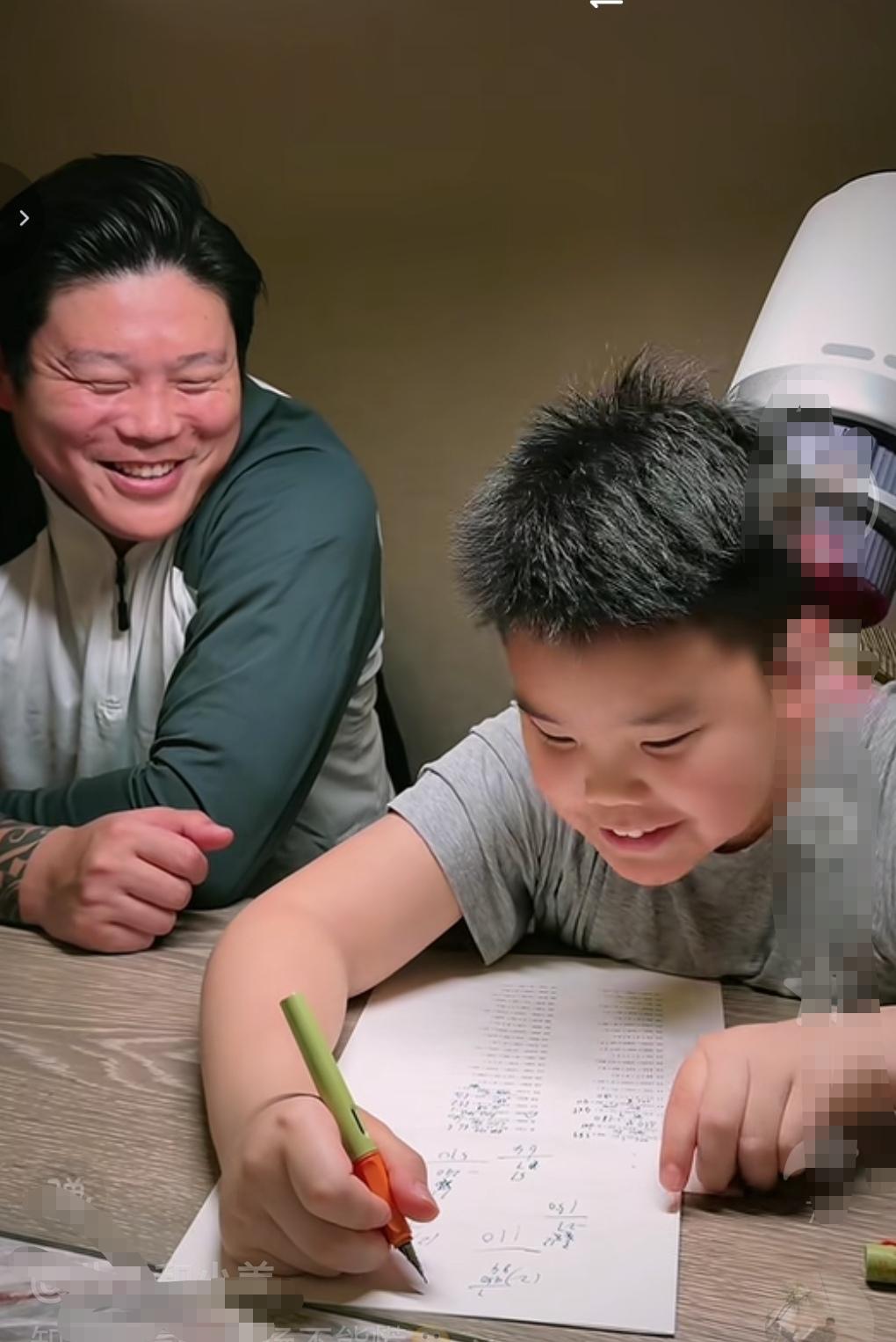 蔡慧康退役后教孩子读书，肩负起一位好父亲的角色！这就是模范父亲！可以说蔡慧康球踢