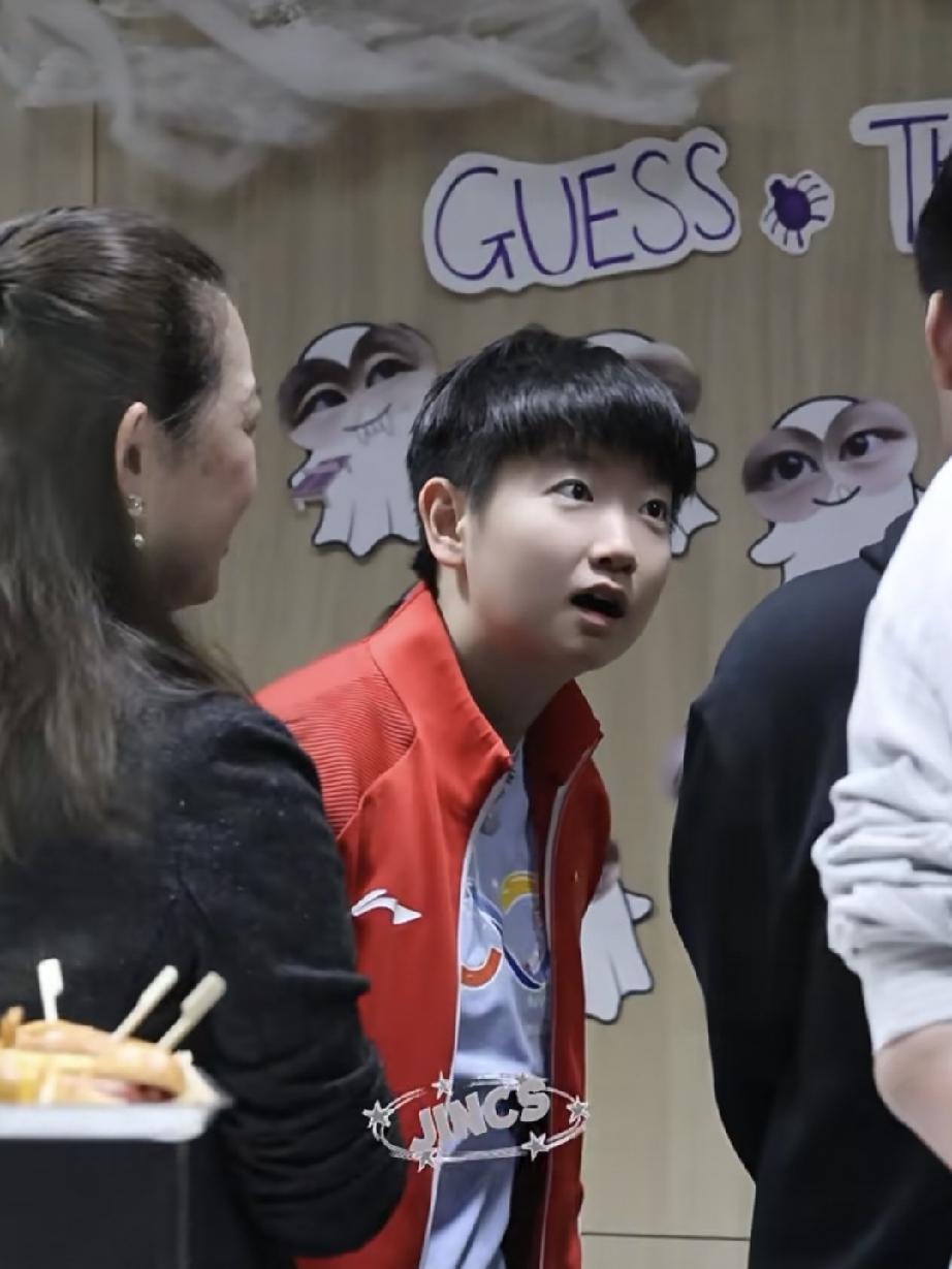 佳佳：莎莎你刚才在看谁啊哈喇子都流出来了？知道的你是在看人，不知道以为你看着一盘