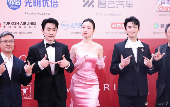 东极岛片场氛围超棒！朱一龙、吴磊齐帮倪妮整理裙子，倪妮妥妥被团宠，这画面太有爱啦