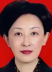 又抓出一个大贪，金额高达9.7亿元。首富老婆想跑到国外去，没跑成。

被抓这个人