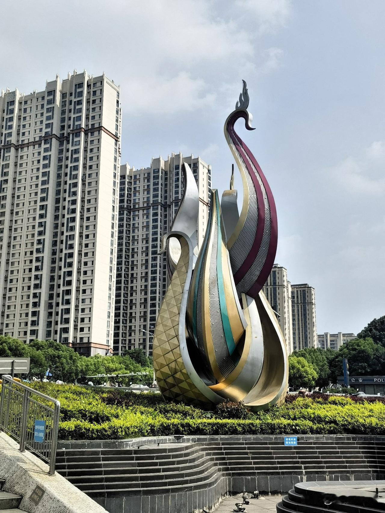 热闹的万达广场，难得一见。

去万达广场吃饭，遇见了难得一见的场面，人潮涌动，摩