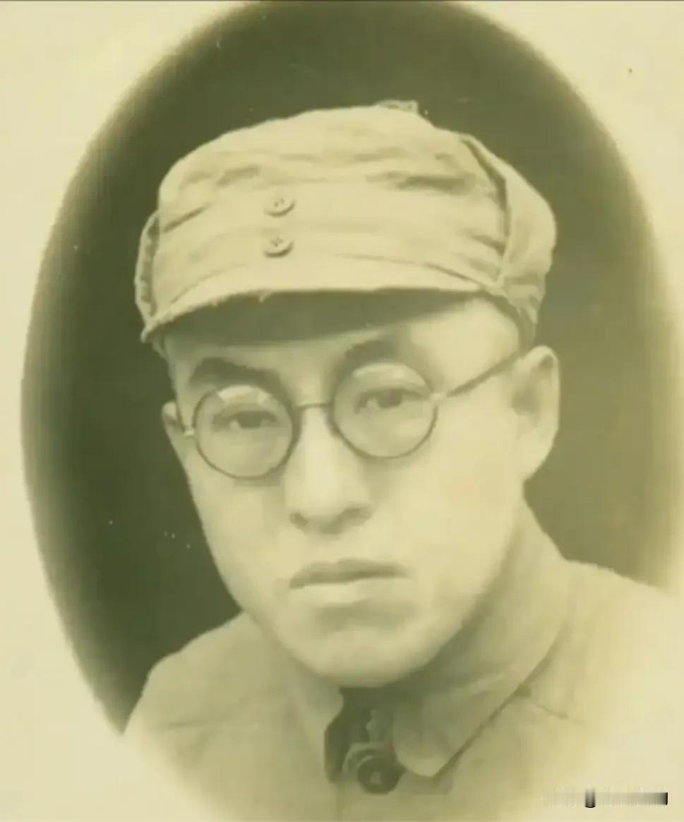 1941年，一个战士在炸日军碉堡时，把炸药包放错了位置，引爆后日军碉堡完好无损，
