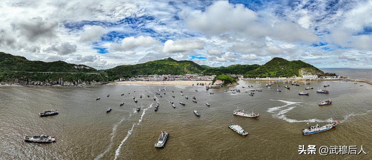 山海之间的渔歌
       碧海青山环抱苍南炎亭，金色沙滩依湾延展，彩色屋舍错