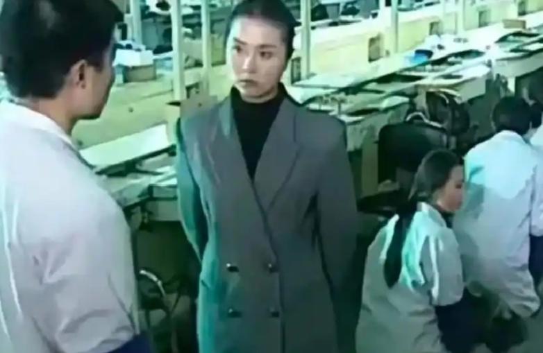 1995年，一名韩国女老板走进车间，她威胁120多名中国员工：“全部跪下，不跪的