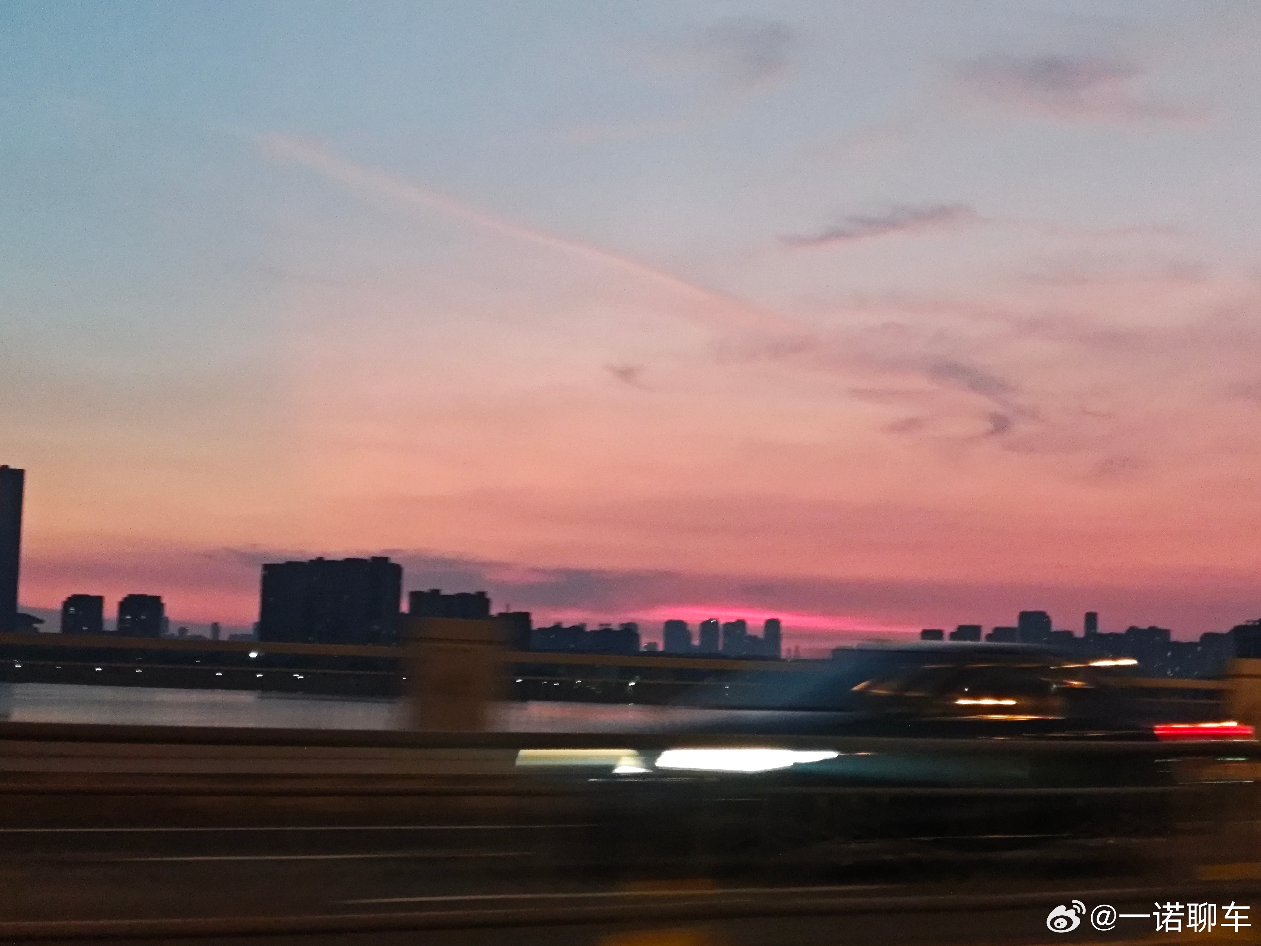 武汉夏天唯一的好处就是晚霞会很漂亮  ​​​