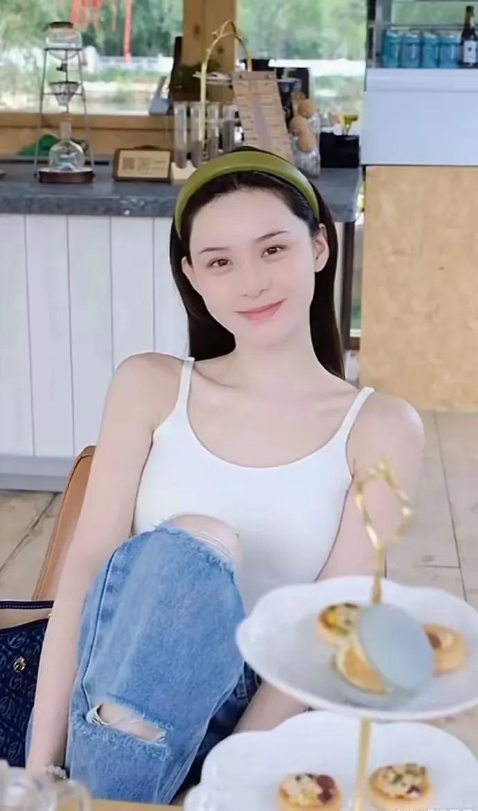 张颖颖笑靥如花，可美丽了，如今的她，和大S统一战线，将汪小菲母子俩当劲敌了，让人