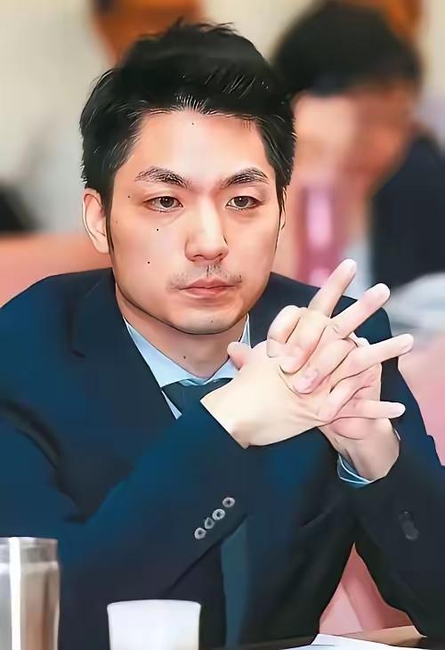 蒋友松喊话迁葬两蒋：半世纪悬棺，何时叶落归根？
 
蒋家最近又出了大动静，第四代