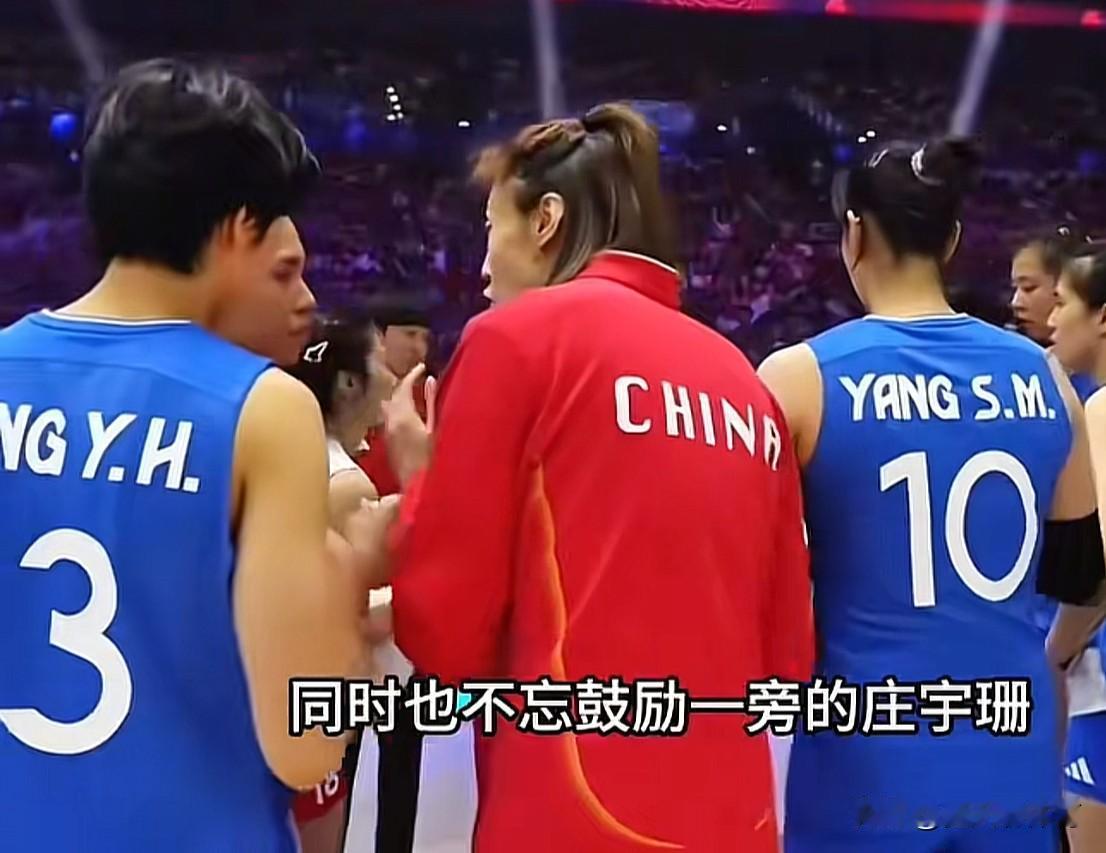 团结又有爱的中国女排！这才是中国女排老将的担当与传承啊！认真传帮带的老将[流泪]