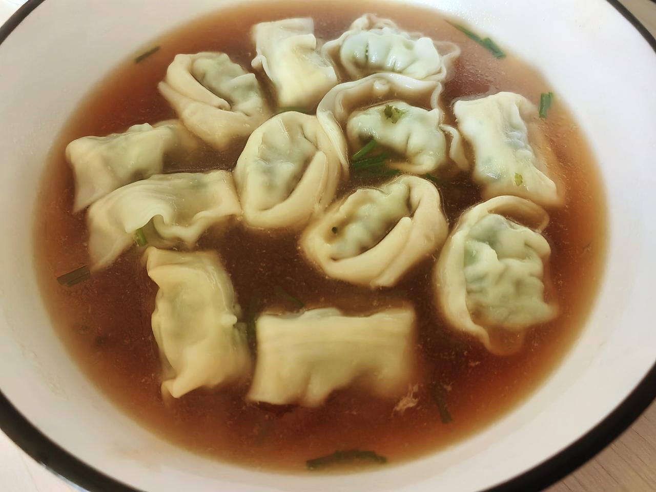 早上8点半，吃了12只馄饨，太座买的，太座煮的。
这个时候，我已经改定了两篇文章