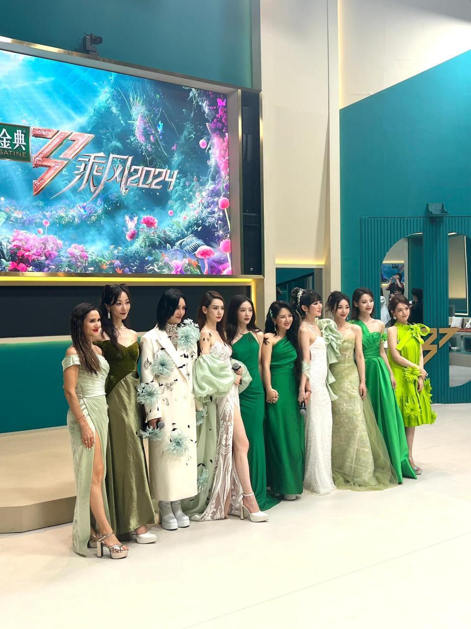 为什么冠军不站C位呢？冠军害羞吗[嘻嘻]姐姐后台的媒体见面会，绿色好看么[吃惊]