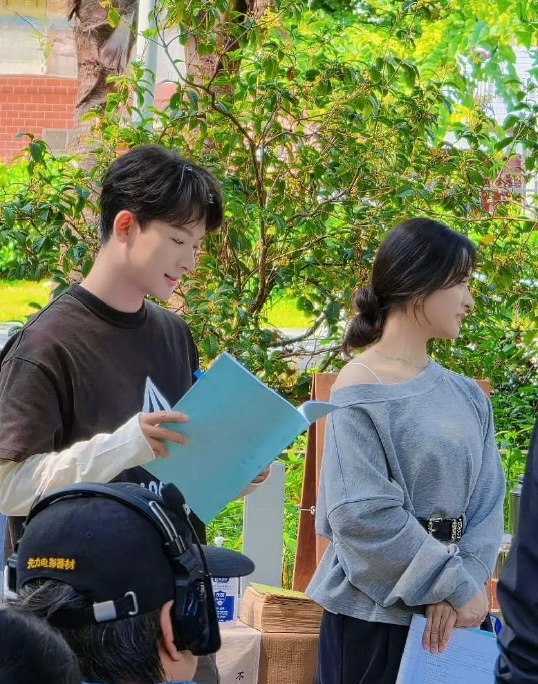 张晚意和沈月同框，两人气质都很接地气。 