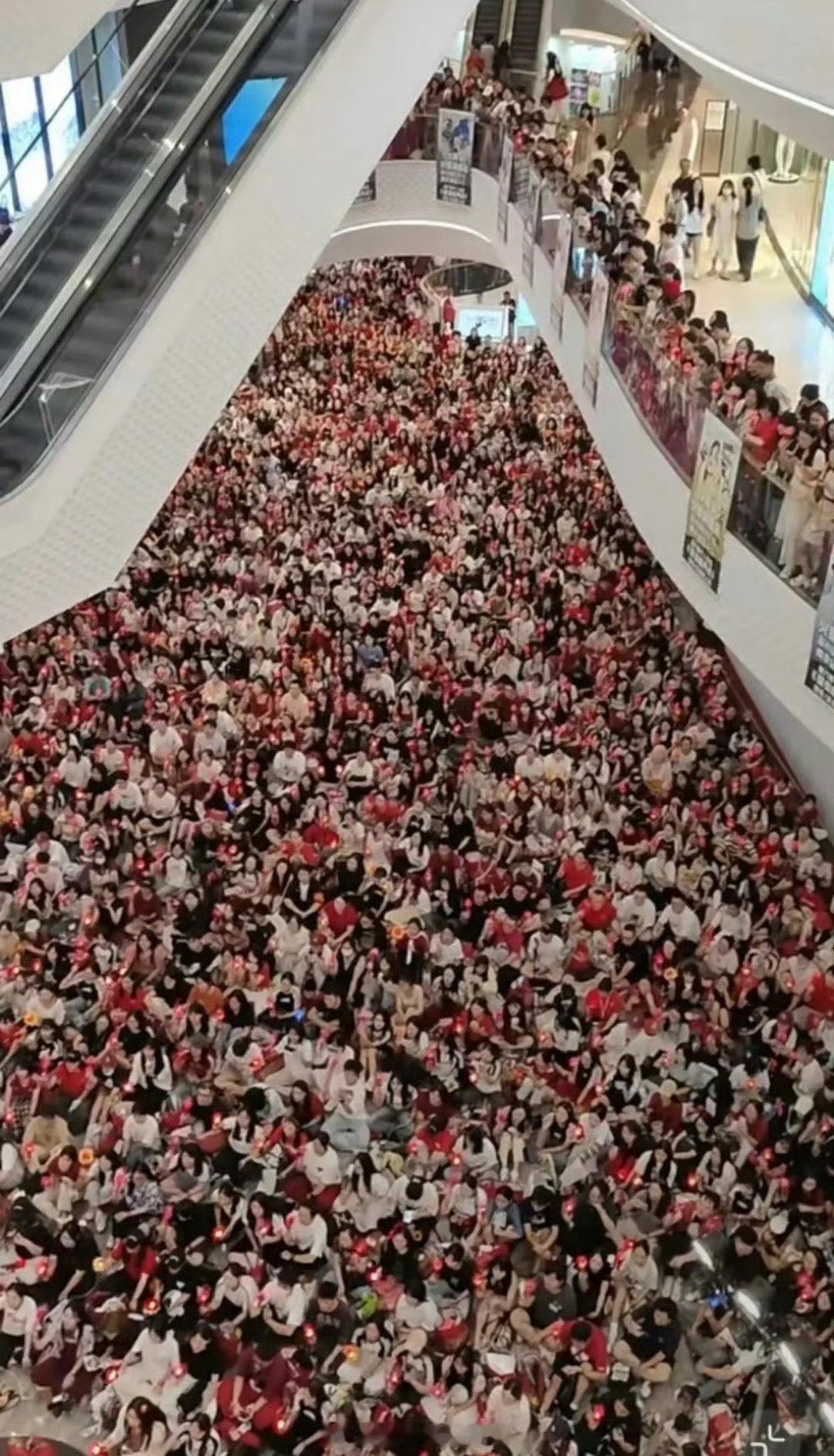 华晨宇深圳线下活动人气也太高了，密密麻麻全是人头 ​​​