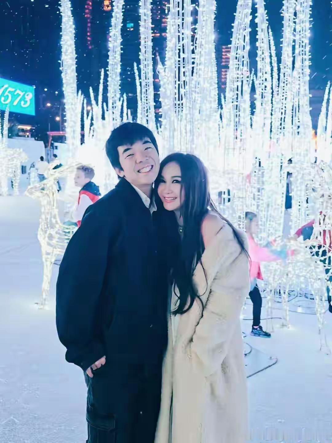 时光荏苒，温碧霞近日在社交平台分享了一组温馨的家庭合影，照片中她与丈夫及养子Xa