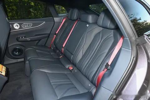 今天带着康复中的父亲去做理疗，极氪的座椅按摩功能缓解了他久坐的不适。回家路上他难