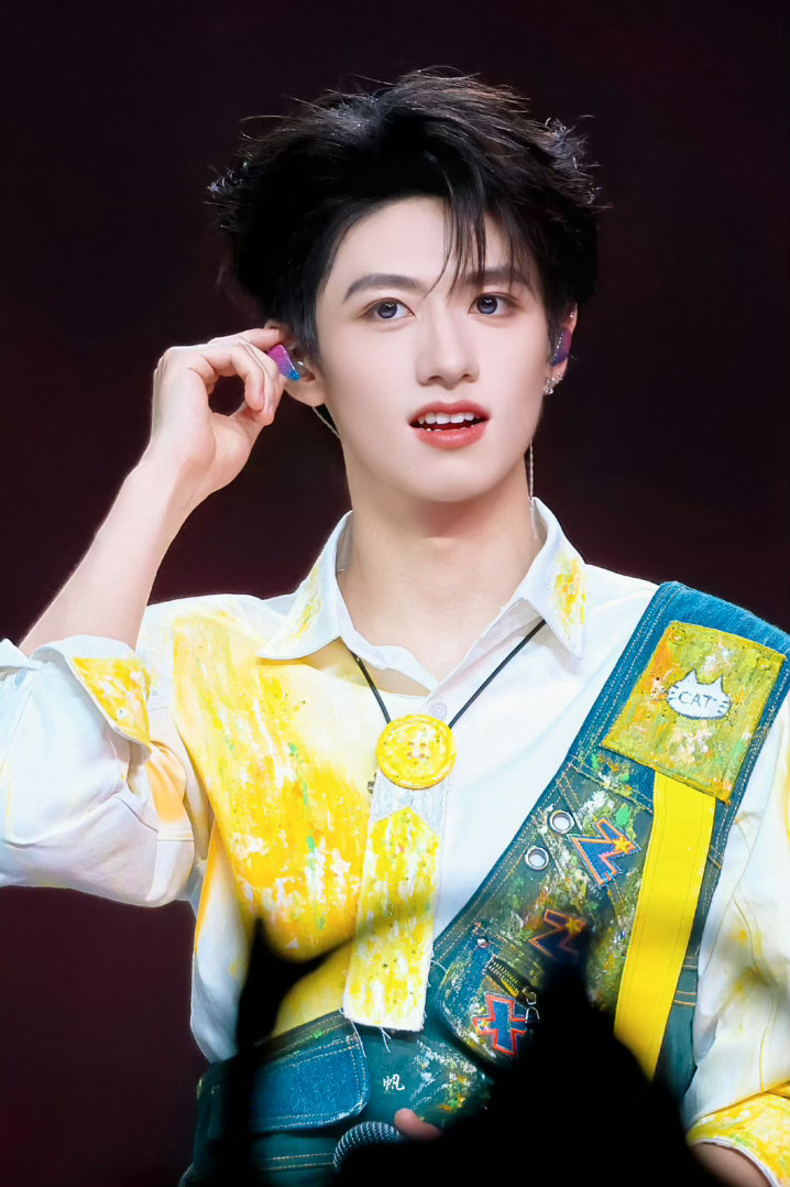 朱志鑫01号期待01号男神运动会大放光彩！！期待唯一c位队长朱志鑫