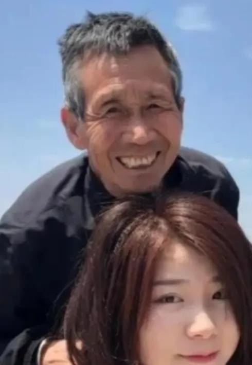1997年，河南一个50岁光棍，捡回1名女婴。不料，送她读书后，她竟怒问，“穷到