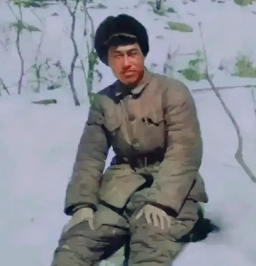 1950年，剿匪途中，一名解放军战士不幸被俘，土匪头子见他年轻，想收编他，他宁死