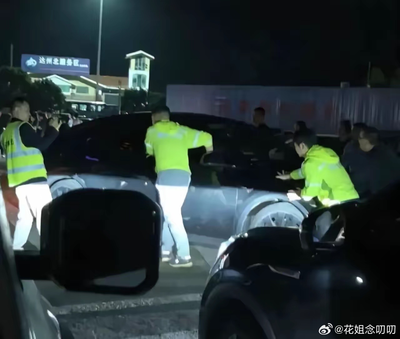 国庆节长假出行，电动车“1%电量趴窝”，并不是孤立的技术事故，而是新能源车快速普