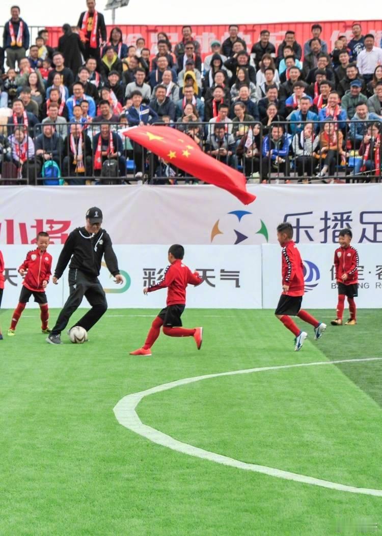 2018年11月，南京鱼嘴足球公园，看台上微笑的人群中，有你吗？ ​​​