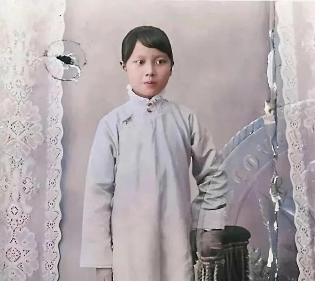 这个小姑娘你看出来是谁了吗?拍摄于1906年，当时9岁。
友情提示:她在民国时期