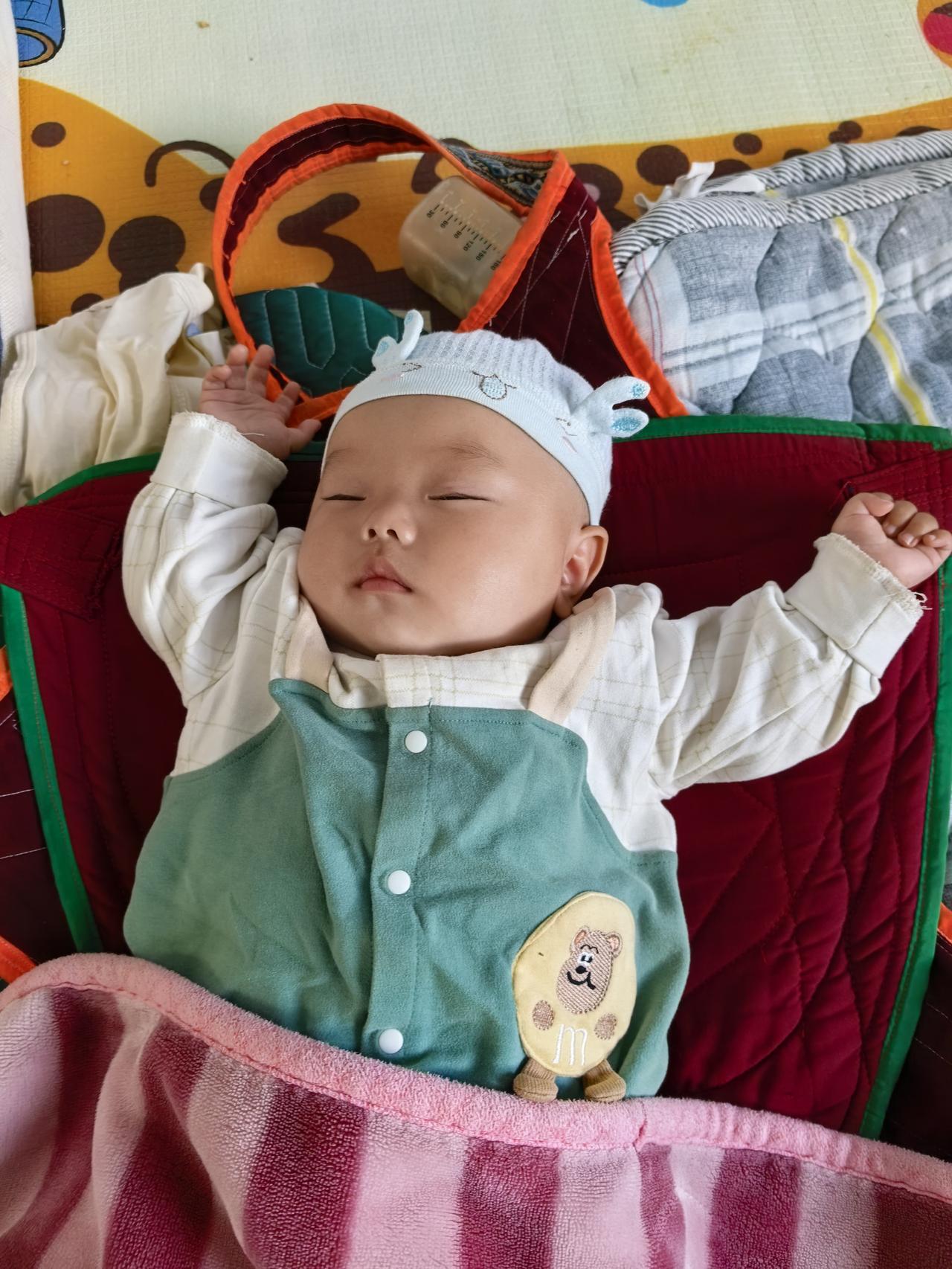 孩子可随父姓，可随母姓，这是法律条文明确规定的，任何人都不容置疑，但法律却不管你