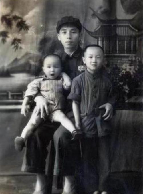 1941年皖南事变后，邓子恢的长子邓毅生不幸被俘，化名李德盛被关进上饶集中营，他