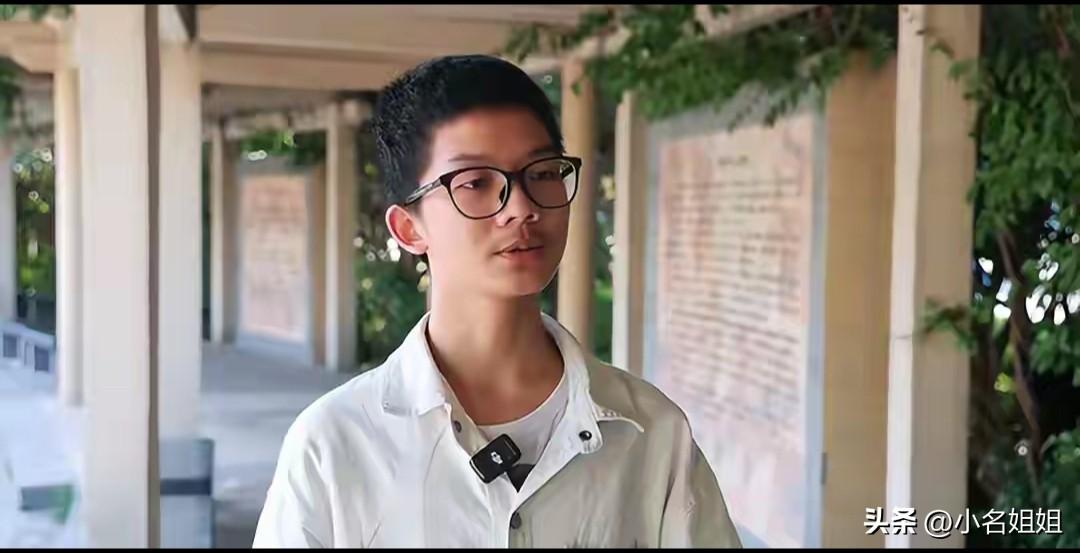 黄斌，
这哪是凡尔赛716分不上不下，他简直就是想趁机告诉大家，自己只要不靠死学