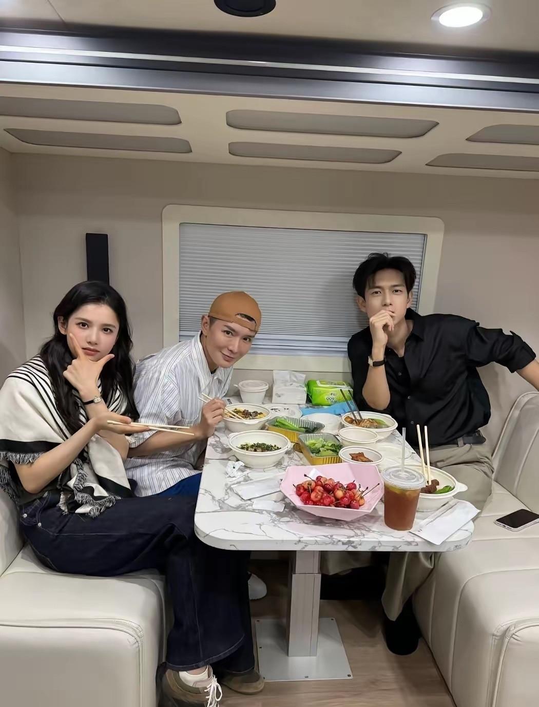 看来明星也够寒酸的，一桌子没一个硬菜！[大笑]