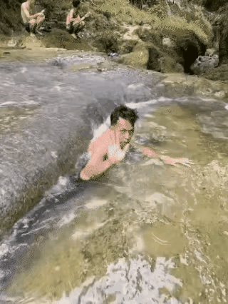 三名男子来到山谷中的一处水洞旁洗澡，其中一名男子发现一条缝隙连接一处水洞，于是该